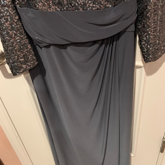 Flattering, comfortable Mother-of-the-Bride/Groom column gown in gray. - Picture 6 of 11